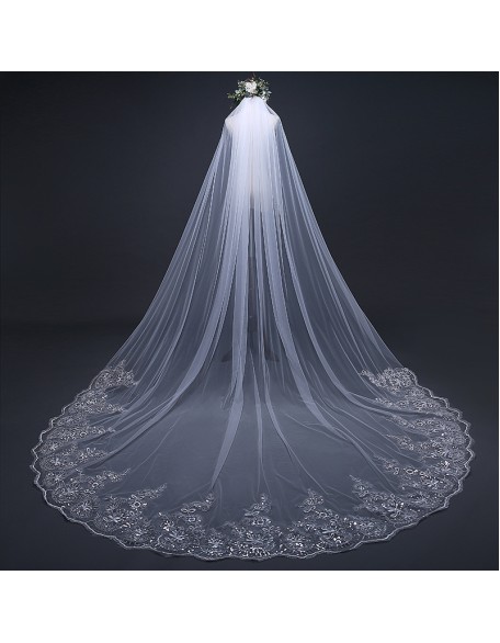 Long European and American wedding dress with tail