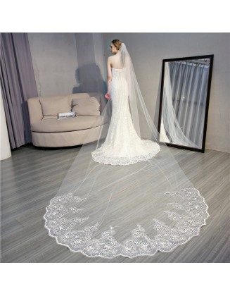 Long European and American wedding dress with tail