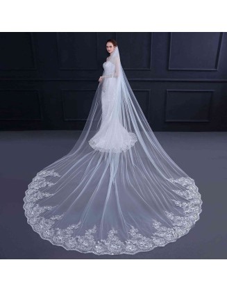 Long European and American wedding dress with tail